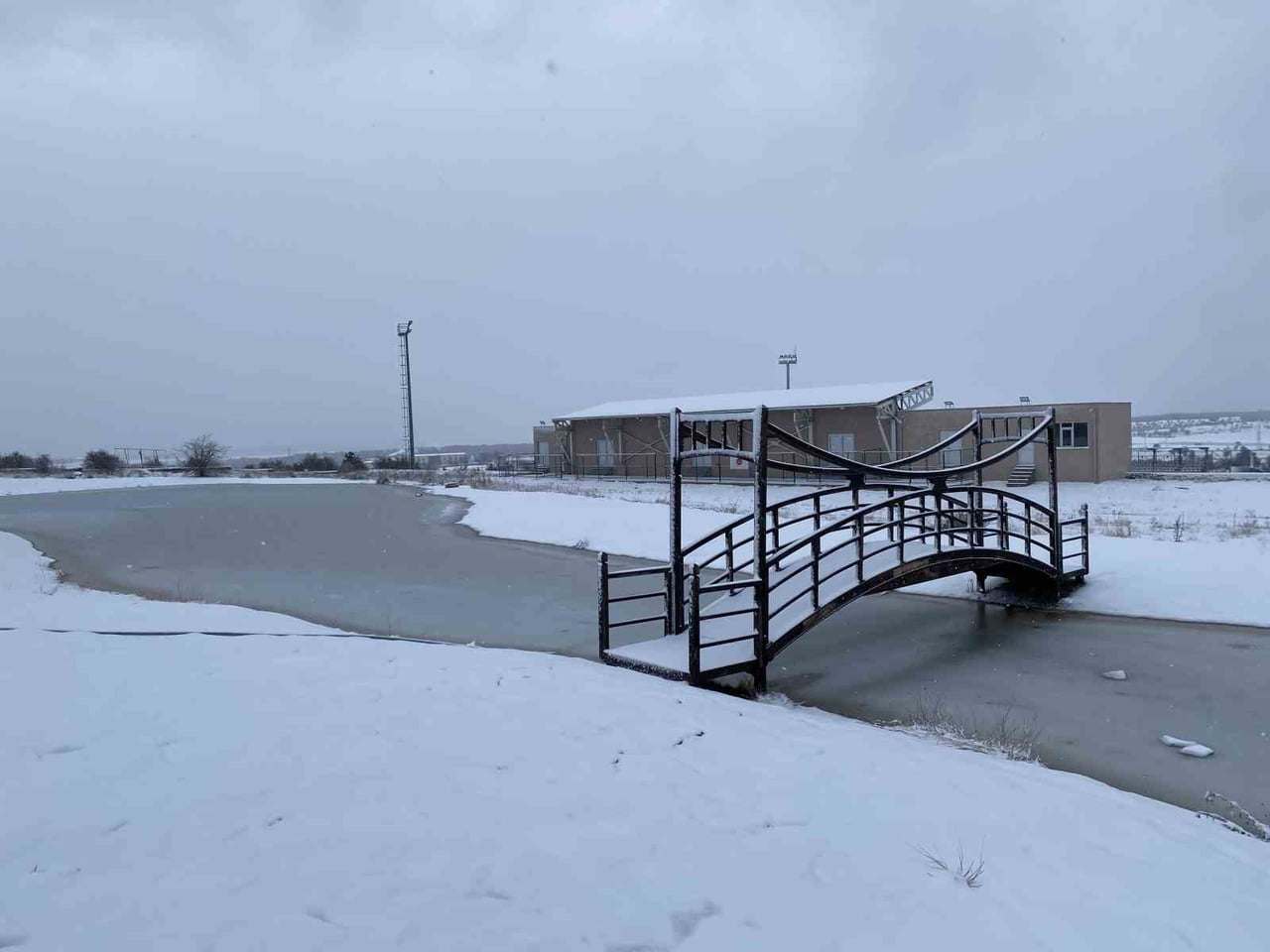 KASTAMONU'DA GECE SAATLERİ İTİBARIYLA YÜKSEK KESİMLERDE KAR YAĞIŞI ETKİLİ OLUYOR.