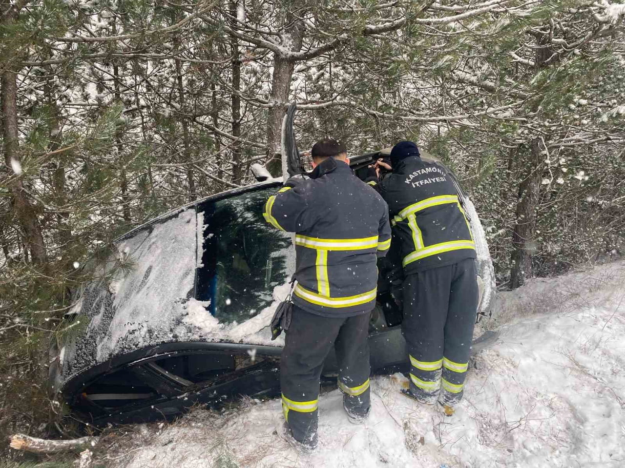 KASTAMONU'DA OTOMOBİLİN ŞARAMPOLE YUVARLANMASI NETİCESİNDE MEYDANA GELEN KAZADA 2 KİŞİ...