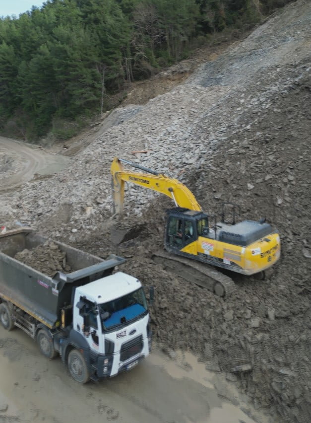 KASTAMONU'DA YAĞIŞ SONRASI MEYDANA GELEN HEYELAN SEBEBİYLE ULAŞIMA KAPANAN İNEBOLU-DOĞANYURT-CİDE...