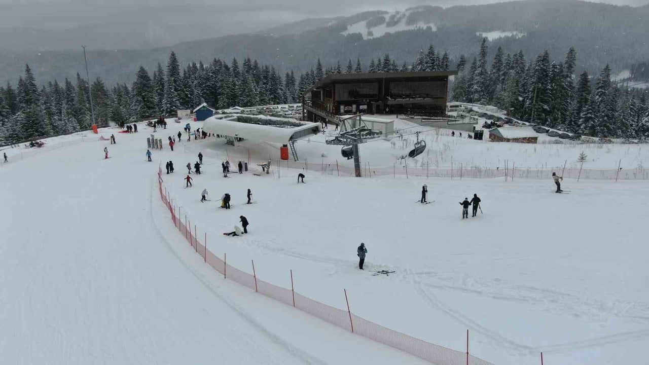KASTAMONU-ÇANKIRI SINIRINDAKİ ILGAZ DAĞI’NDA BULUNAN YURDUNTEPE KAYAK MERKEZİ, KAYAK SEZONUNUN...