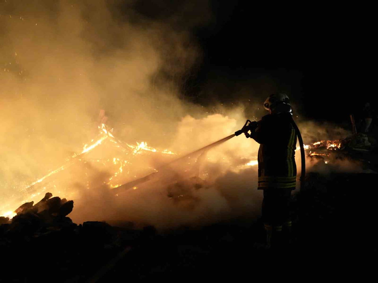 KASTAMONU’DA ÇIKAN YANGINDA 1 EV VE 2 SAMANLIK TAMAMEN YANARAK KÜLE DÖNERKEN, 2 EVDE DE MADDİ...