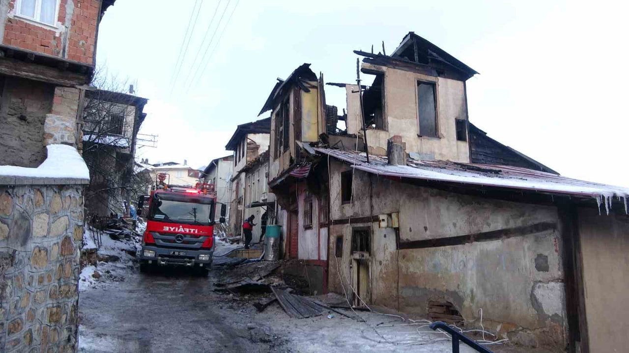 KASTAMONU’DA ÇIKAN YANGINDA TADİLAT HALİNDEKİ TARİHİ ÜÇ KATLI KONAK İLE BİTİŞİĞİNDE BULUNAN İKİ...