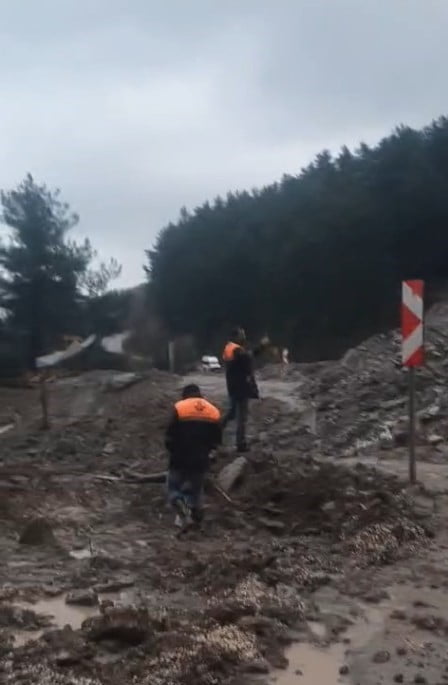 KASTAMONU’DA DAHA ÖNCE MEYDANA GELEN HEYELAN SONRASI ULAŞIMA KAPANAN VE KARAYOLLARI EKİPLERİNCE...