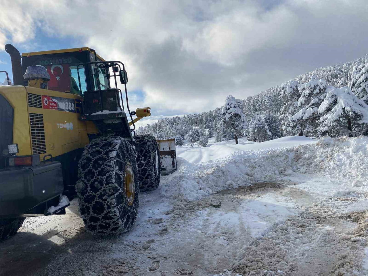 KASTAMONU’DA KAR YAĞIŞI SEBEBİYLE KAPANAN KÖY YOLU SAYISI 611’E DÜŞTÜ.