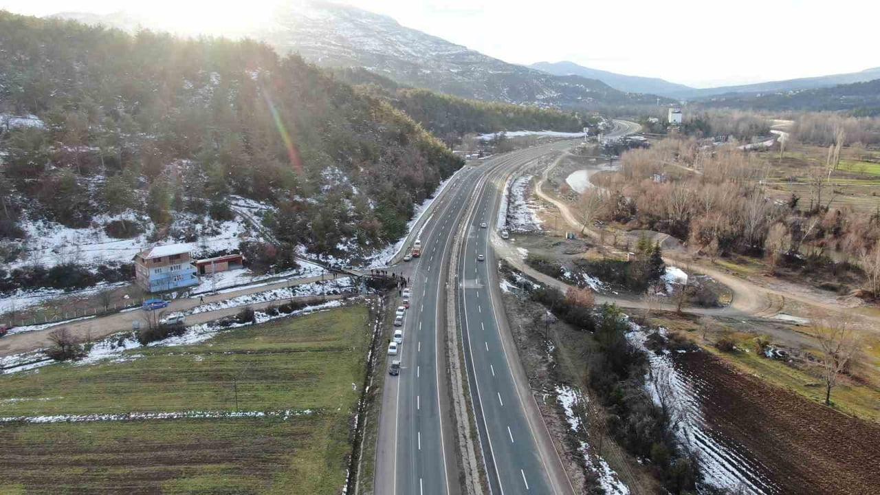 KASTAMONU’NUN ARAÇ İLÇESİNDE SÜRÜCÜSÜNÜN KONTROLÜNDEN ÇIKAN HAFİF TİCARİ ARAÇ, ALT GEÇİDE UÇTU....