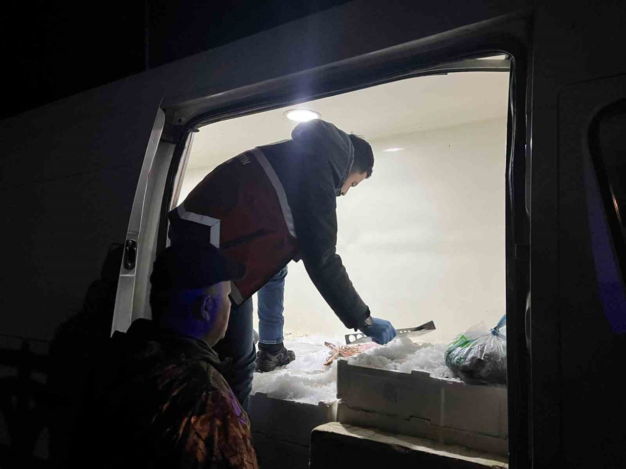 KASTAMONU’NUN ÇATALZEYTİN İLÇESİNDE YAPILAN YOL KONTROLLERİ SIRASINDA BALIK TAŞIMA ARACINDA...