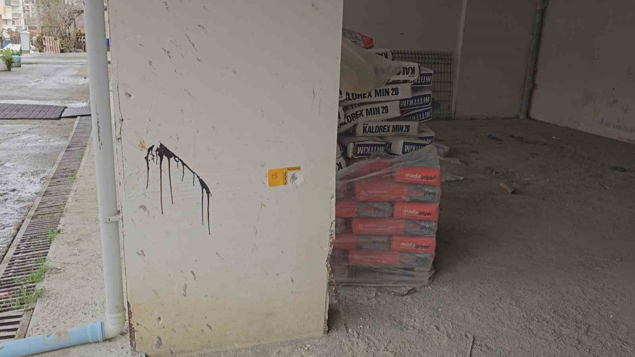 KASTAMONU’NUN CİDE İLÇESİNDE BİR ŞAHIS TARTIŞTIĞI VATANDAŞI, YAŞADIĞI APARTMANIN ÖNÜNDE POMPALI...