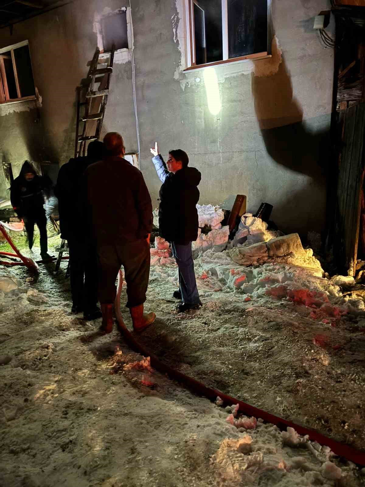 KASTAMONU’NUN DEVREKANİ İLÇESİNDE ELEKTRİK SOBASINDAN ÇIKTIĞI TAHMİN EDİLEN YANGINDA, BİR EV...