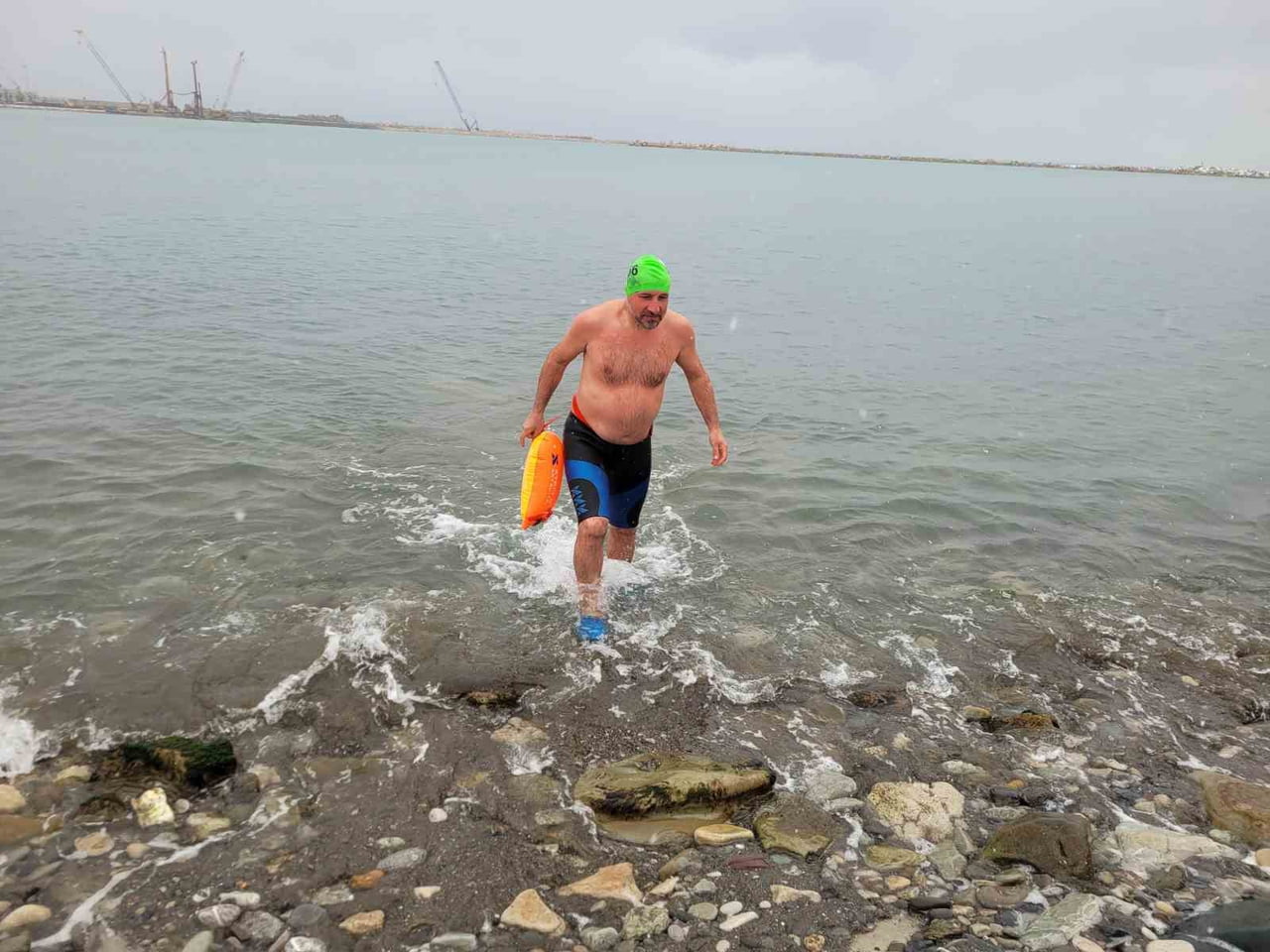 KASTAMONU’NUN İNEBOLU İLÇESİNDE SOĞUK VE KARLI HAVAYA ALDIRIŞIN ETMEYEN BİR KİŞİ, KARADENİZ’İN...