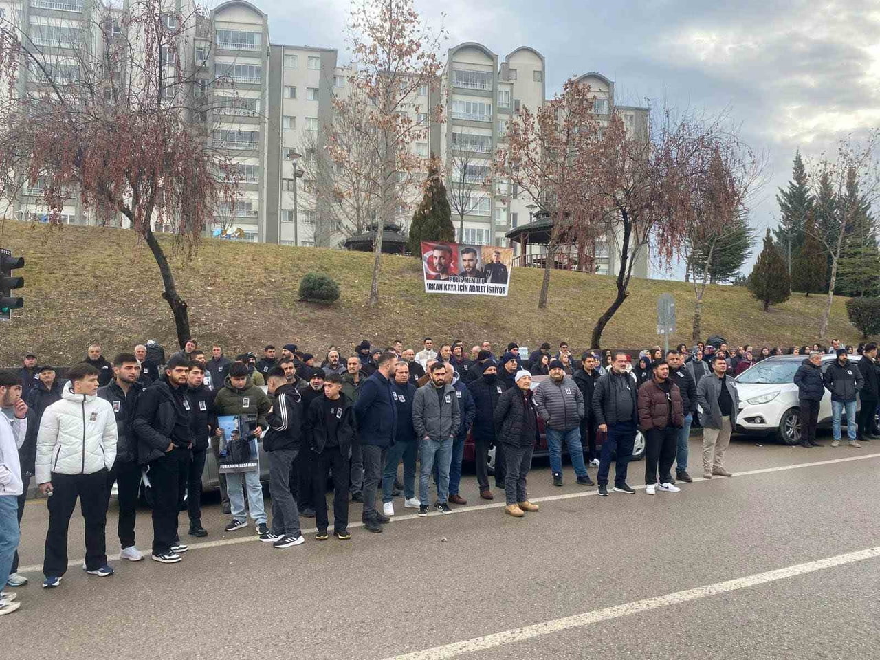 KAYA’NIN YAKINLARININ DA YER ALDIĞI GRUP ADLİYE ÇEVRESİNDE TOPLANDI.