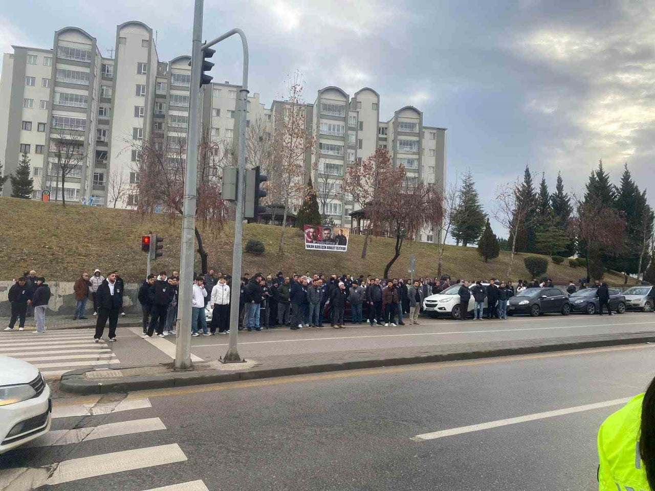 KAYA’NIN YAKINLARININ DA YER ALDIĞI GRUP ADLİYE ÇEVRESİNDE TOPLANDI.