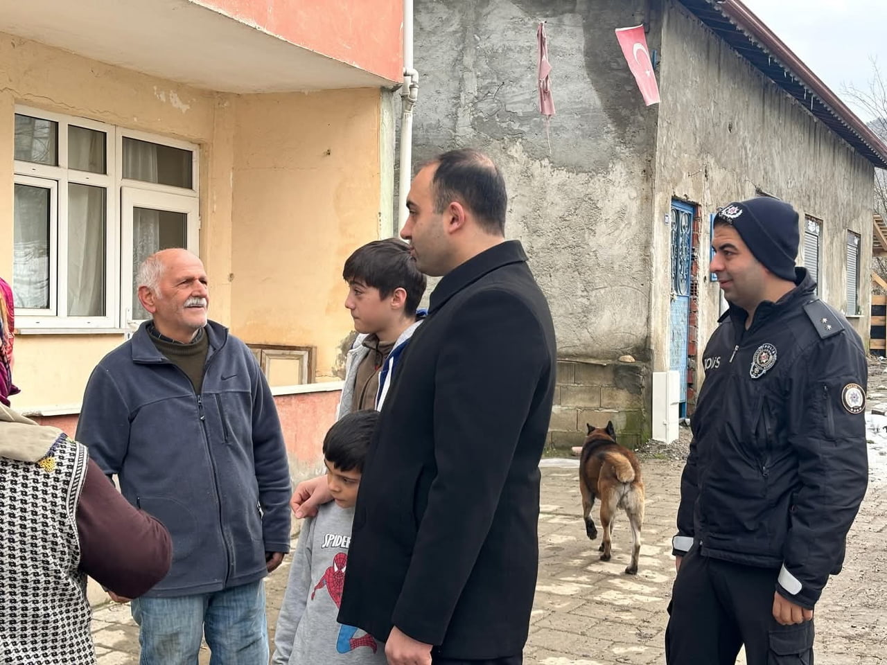 KAYMAKAM YANAN MOBİLYA ATÖLYESİNİ İNCELEDİ