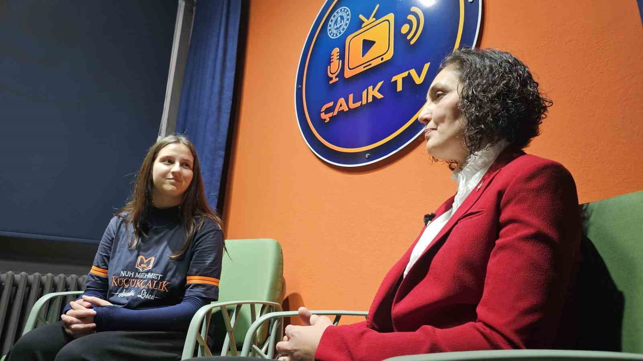 KAYSERİ'DE LİSE ÖĞRENCİLERİ, ÖĞRETMENLERİ İLE BERABER OKULDA KURDUKLARI TV STÜDYOSUNDA YAPTIKLARI...