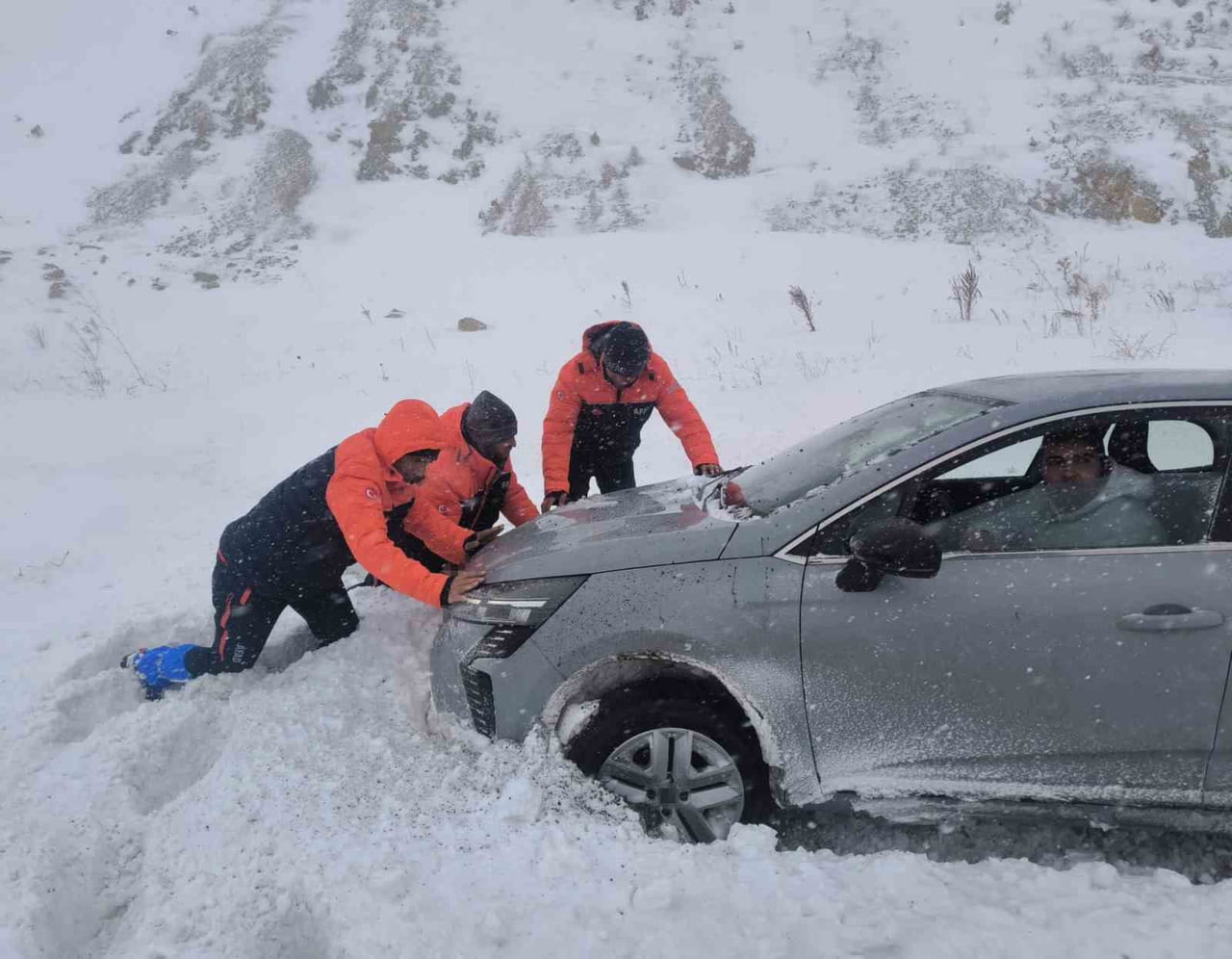KAYSERİ'DE SON BİRKAÇ GÜN ETKİLİ OLAN KAR YAĞIŞI VE TİPİ NEDENİYLE MAHSUR KALAN TOPLAM 117 KİŞİ...