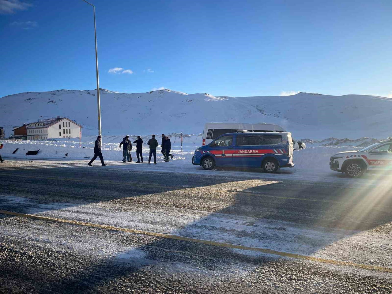 KAYSERİ'DE TİCARİ TAKSİ İLE YOLCU MİNİBÜSÜNÜN ÇARPIŞMASI SONUCU MEYDANA GELEN KAZADA 16 KİŞİ...