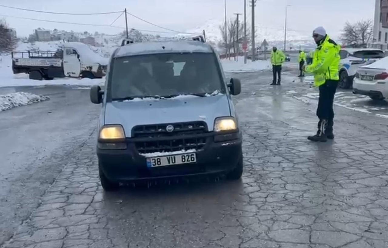 KAYSERİ'DE TRAFİK POLİSLERİ TARAFINDAN YAPILAN UYGULAMADA ERCİYES'E ÇIKAN ARAÇLARIN KIŞ LASTİKLERİ...