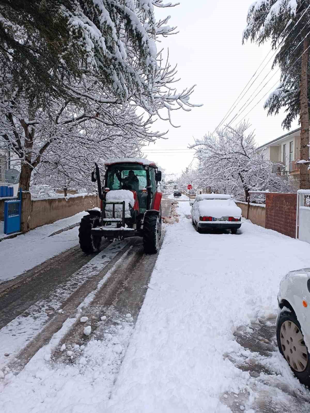 KAYSERİ'NİN DEVELİ İLÇESİNDE ETKİLİ OLAN KAR YAĞIŞI SONRASI KAR KALINLIĞI 10 SANTİME KADAR...