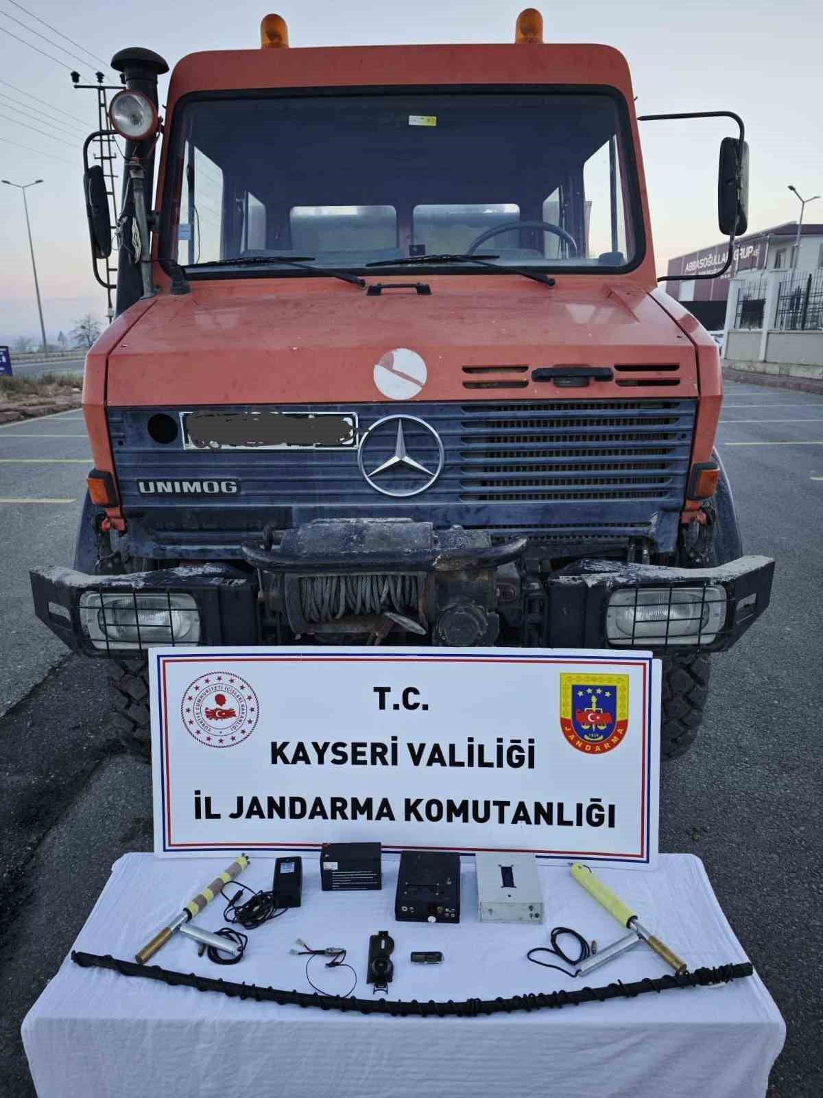 KAYSERİ'NİN YEŞİLHİSAR İLÇESİNDE DEFİNE ARAYAN 5 KİŞİ JANDARMA EKİPLERİNCE SUÇÜSTÜ...