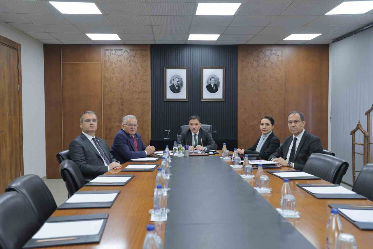 KAYSERİ BÜYÜKŞEHİR BELEDİYE BAŞKANI DR. MEMDUH BÜYÜKKILIÇ; KAYSERİ VALİSİ GÖKMEN ÇİÇEK İLE...