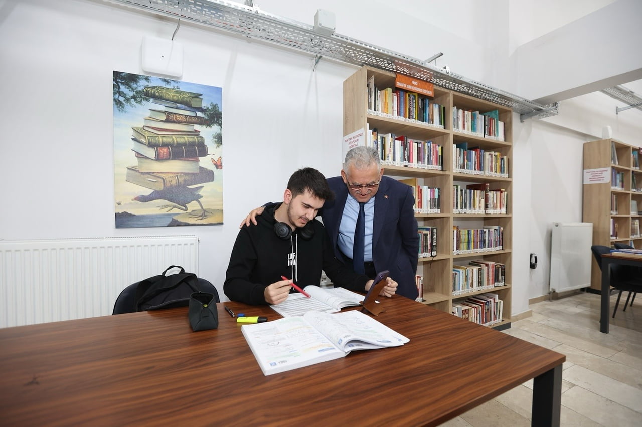 KAYSERİ BÜYÜKŞEHİR BELEDİYESİ’NİN KÜTÜPHANELERİNDE, BÜYÜKŞEHİR BELEDİYE BAŞKANI DR. MEMDUH...