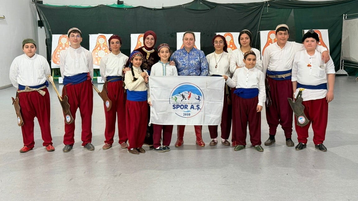 KAYSERİ’DE DÜZENLENEN GELENEKSEL TÜRK OKÇULUĞU MİNİKLER VE YILDIZLAR SALON PUTA MÜSABAKASI KAYSERİ...