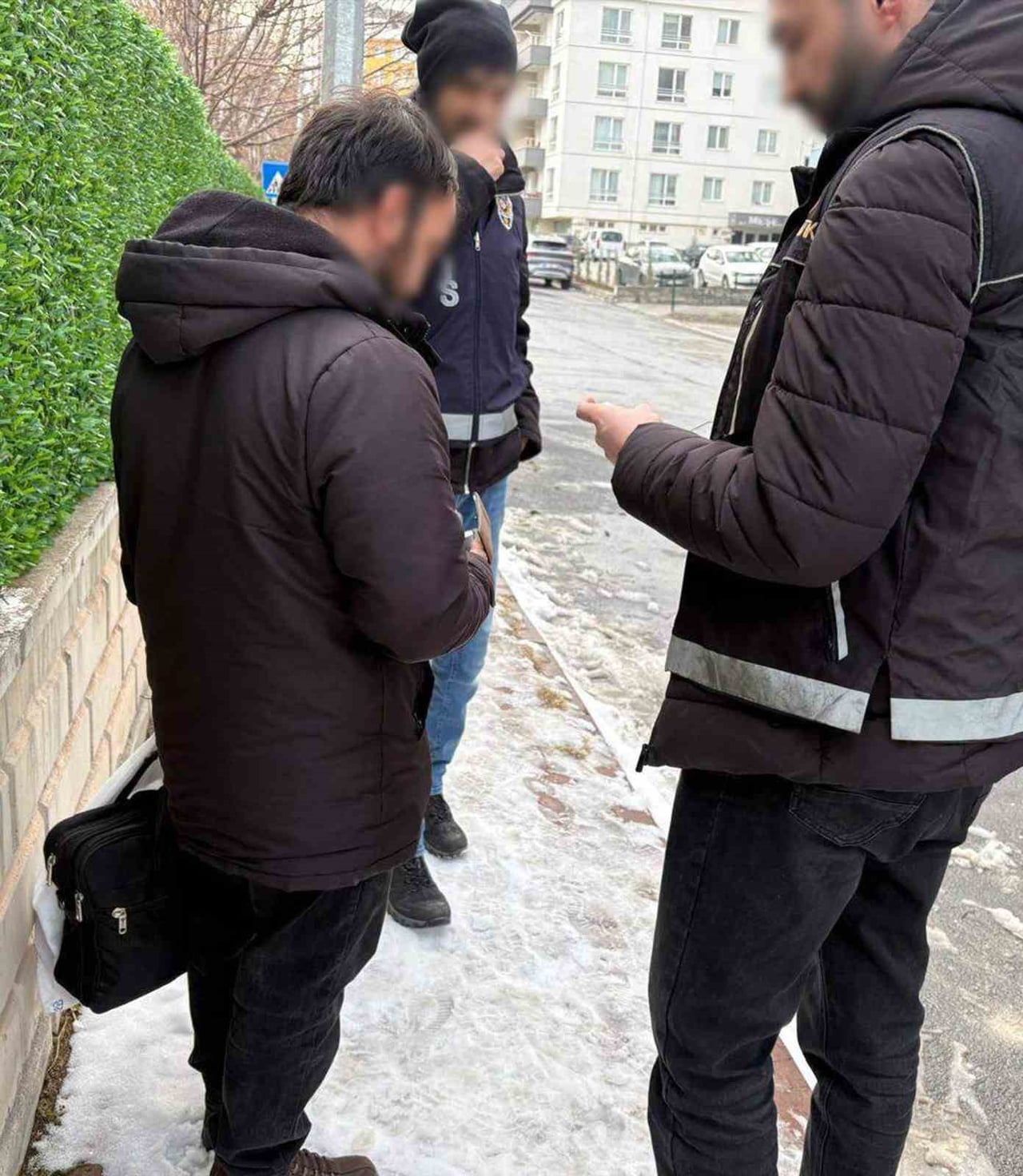 KAYSERİ’DE POLİS EKİPLERİ TARAFINDAN OKUL ÇEVRESİNDE OKULLA İLGİSİ OLMAYAN 4 ARAÇ VE 12 ŞAHIS...