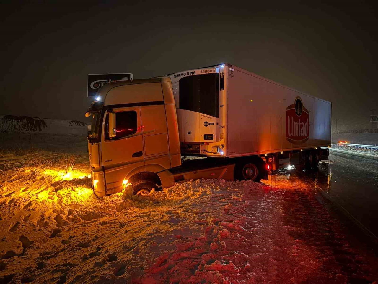 KAYSERİ-MALATYA KARAYOLU’NDA KAR YAĞIŞI SONRASI YOL BUZLANIRKEN, KAZALAR PEŞ PEŞE GELDİ. 4’Ü TIR...
