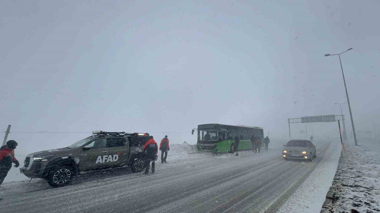 KAYSERİ’NİN HACILAR İLÇESİNDE ANİDEN BASTIRAN TİPİ NEDENİYLE MEYDANA GELEN KAZAYA EKİPLER MÜDAHALE...