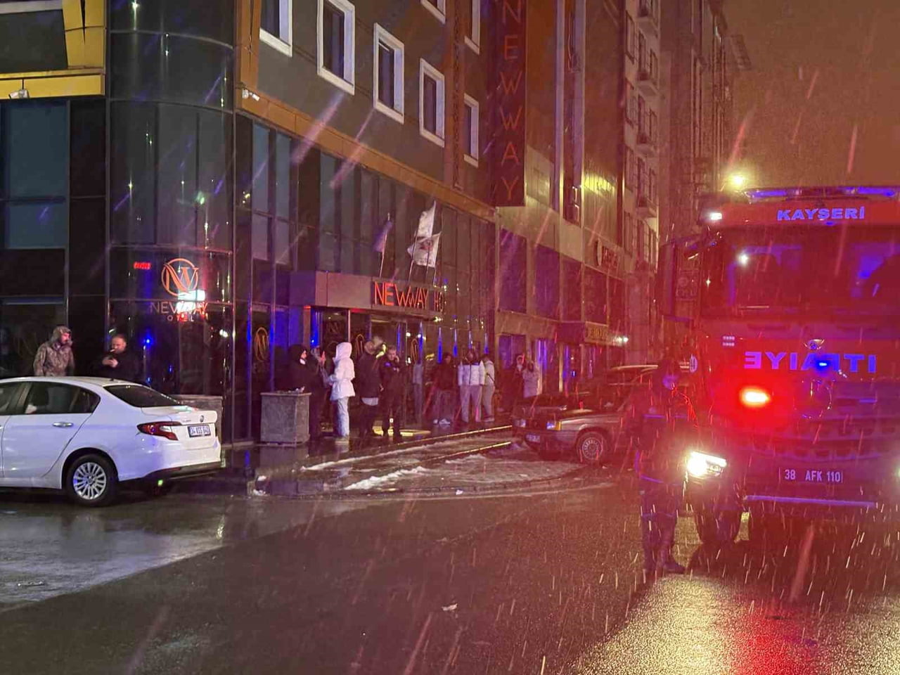 KAYSERİ’NİN KOCASİNAN İLÇESİNDE 8 KATLI OTELİN BODRUMUNDA ÇIKAN YANGIN İTFAİYE EKİPLERİ TARAFINDAN...