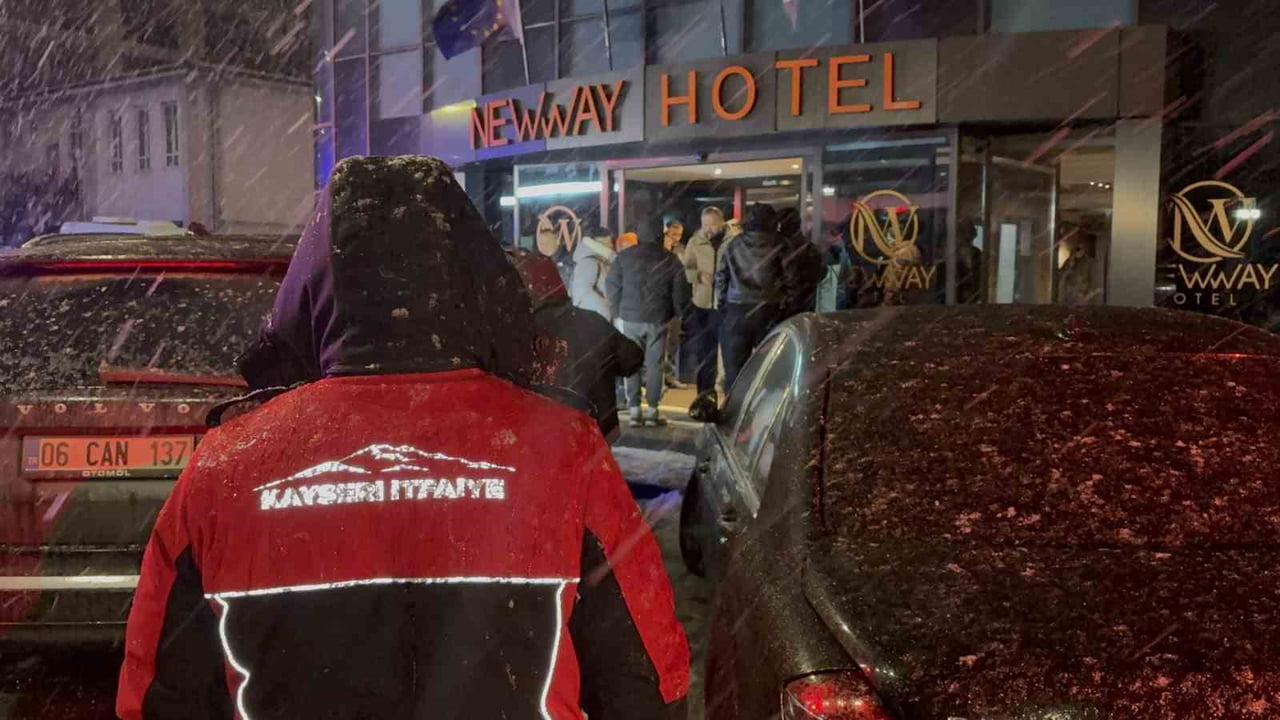 KAYSERİ’NİN KOCASİNAN İLÇESİNDE 8 KATLI OTELİN BODRUMUNDA ÇIKAN YANGIN İTFAİYE EKİPLERİ TARAFINDAN...