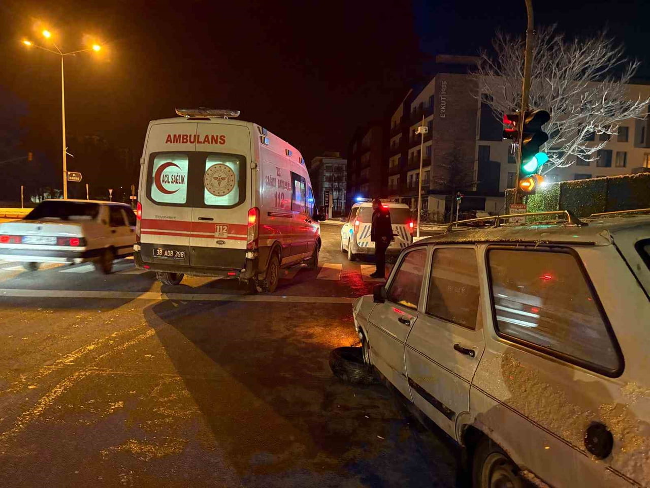 KAYSERİ’NİN KOCASİNAN İLÇESİNDE DİREKSİYON HAKİMİYETİNİ KAYBEDEN SÜRÜCÜ REFÜJE ÇARPTI. KAZADA...