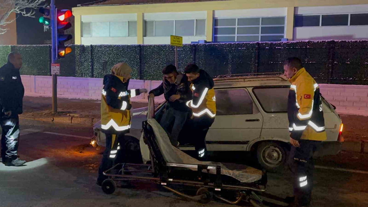 KAYSERİ’NİN KOCASİNAN İLÇESİNDE DİREKSİYON HAKİMİYETİNİ KAYBEDEN SÜRÜCÜ REFÜJE ÇARPTI. KAZADA...