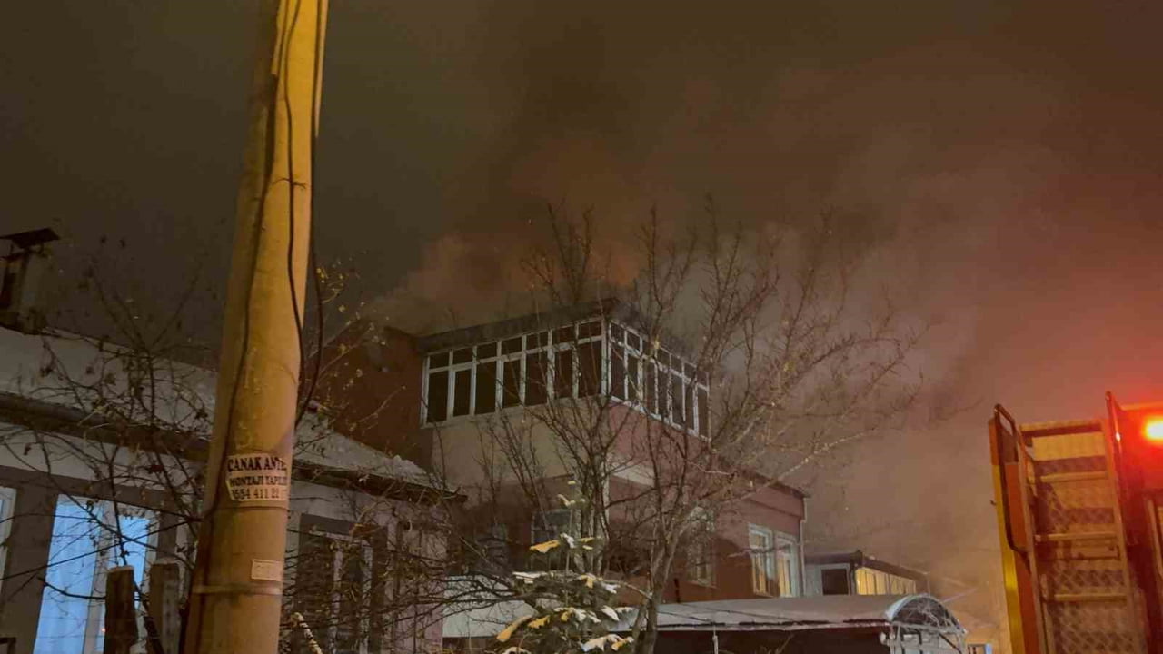 KAYSERİ’NİN MELİKGAZİ İLÇESİNDE 3 KATLI İKAMETİN ÇATISINDA ÇIKAN YANGIN 2 SAATLİK ÇALIŞMAYLA...