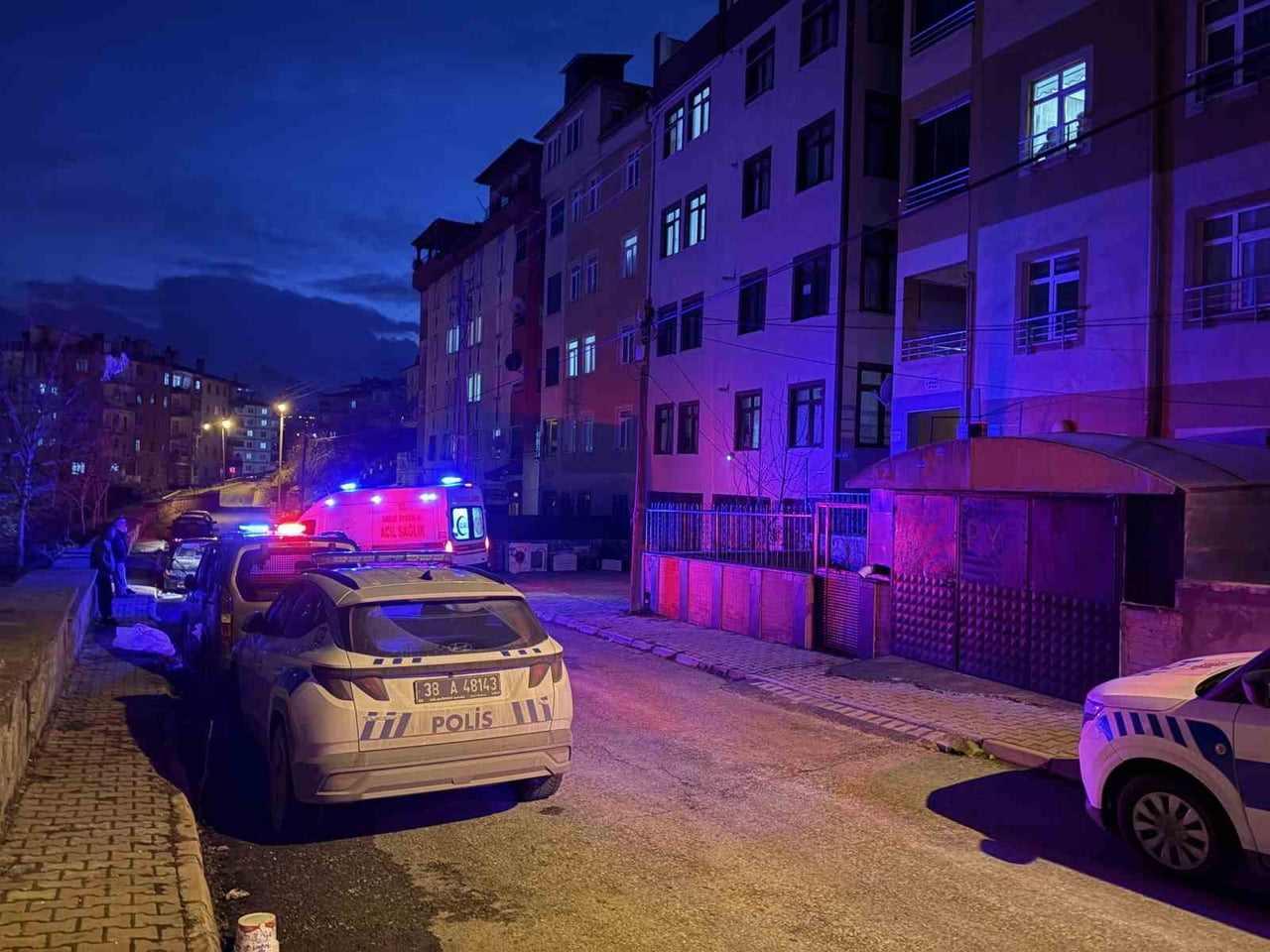 KAYSERİ’NİN MELİKGAZİ İLÇESİNDE BİR KADIN KENDİ EVİNDE TARTIŞTIĞI ERKEK ARKADAŞINI BANYODA...