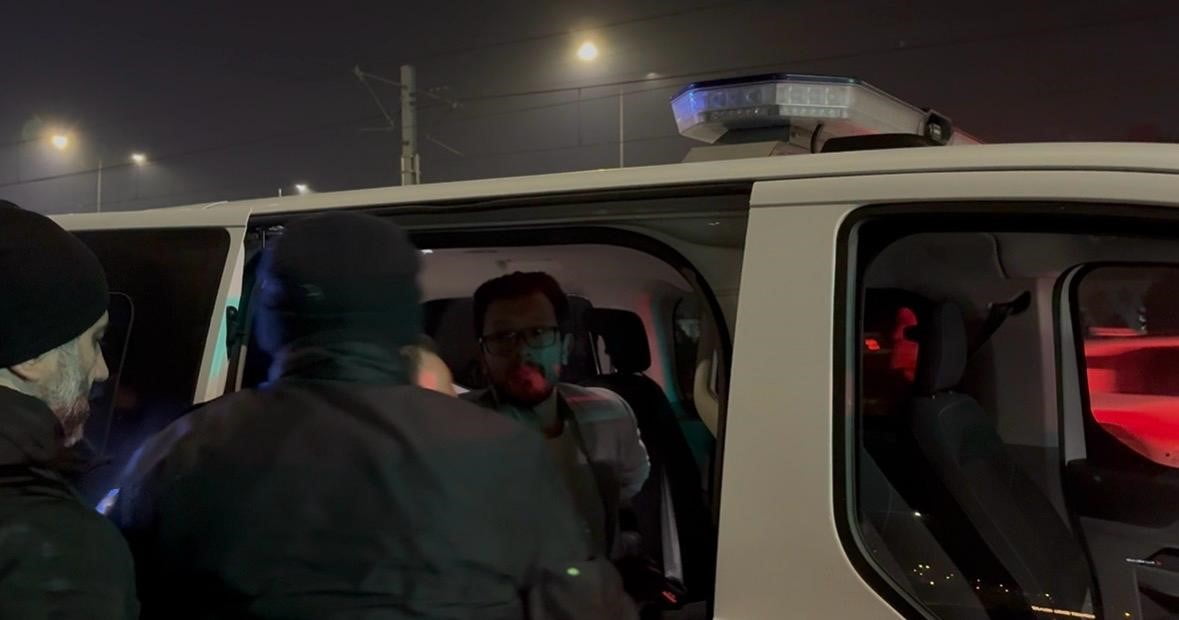 KAYSERİ’NİN MELİKGAZİ İLÇESİNDE BİR ŞAHIS ARAÇ İNCELEYEN POLİS MEMURUNA VE BİR VATANDAŞA ÇARPIP...