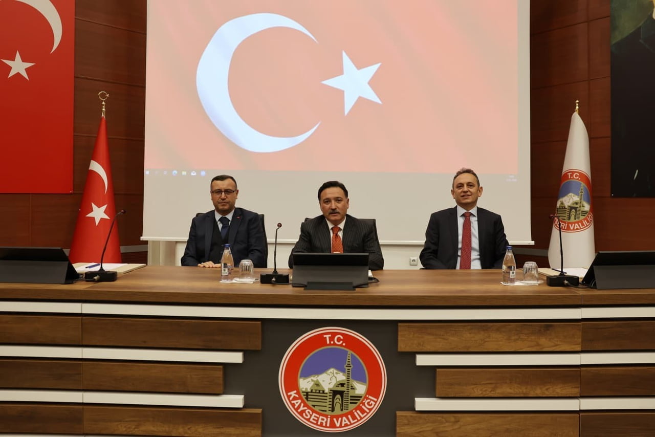 KAYSERİ VALİSİ GÖKMEN ÇİÇEK; HÂKİM VE SAVCI YARDIMCILARIYLA BİR ARAYA GELDİ.
