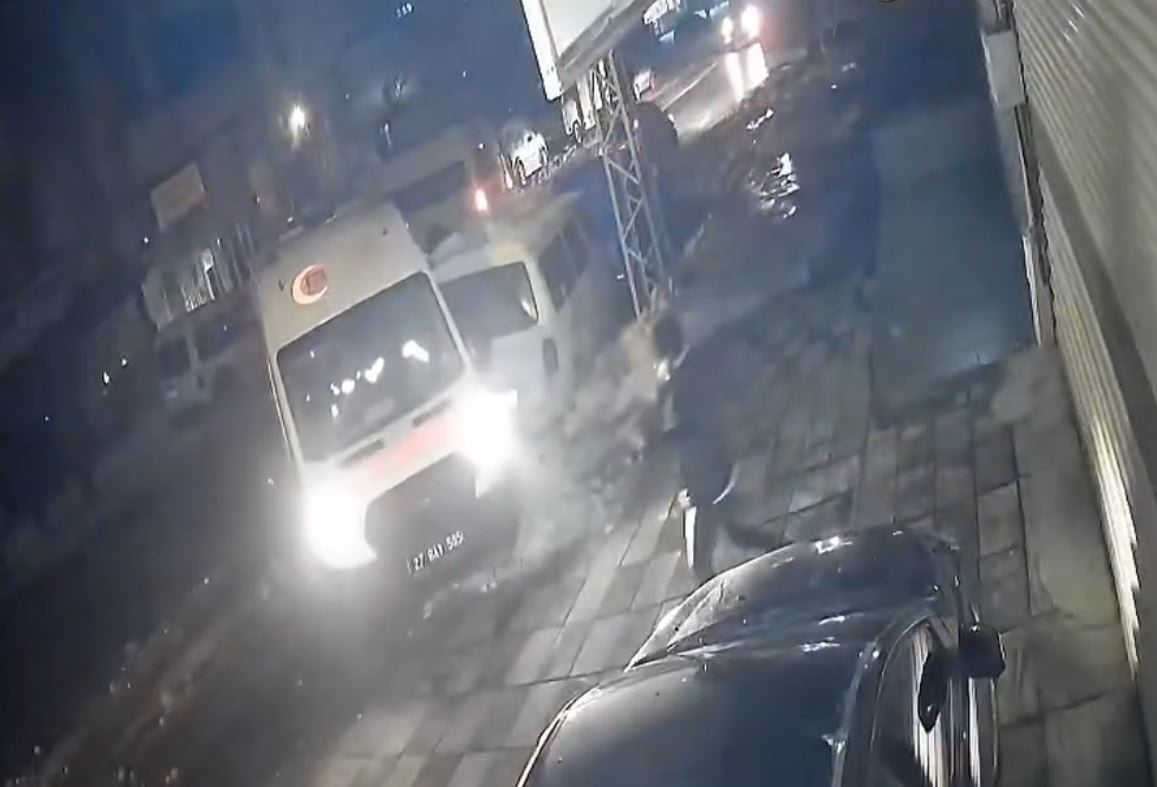 KAZA BİR İŞ YERİNİN GÜVENLİK KAMERASINA YANSIDI.