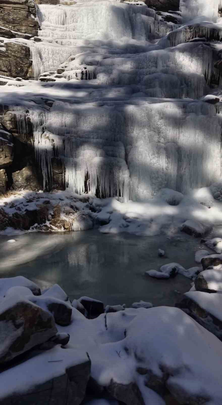 KAZDAĞLARI’NDAKİ ŞELALE SOĞUK HAVALARIN ETKİSİYLE DONDU. DONAN ŞELALE GÖRENLERİ ADETA...