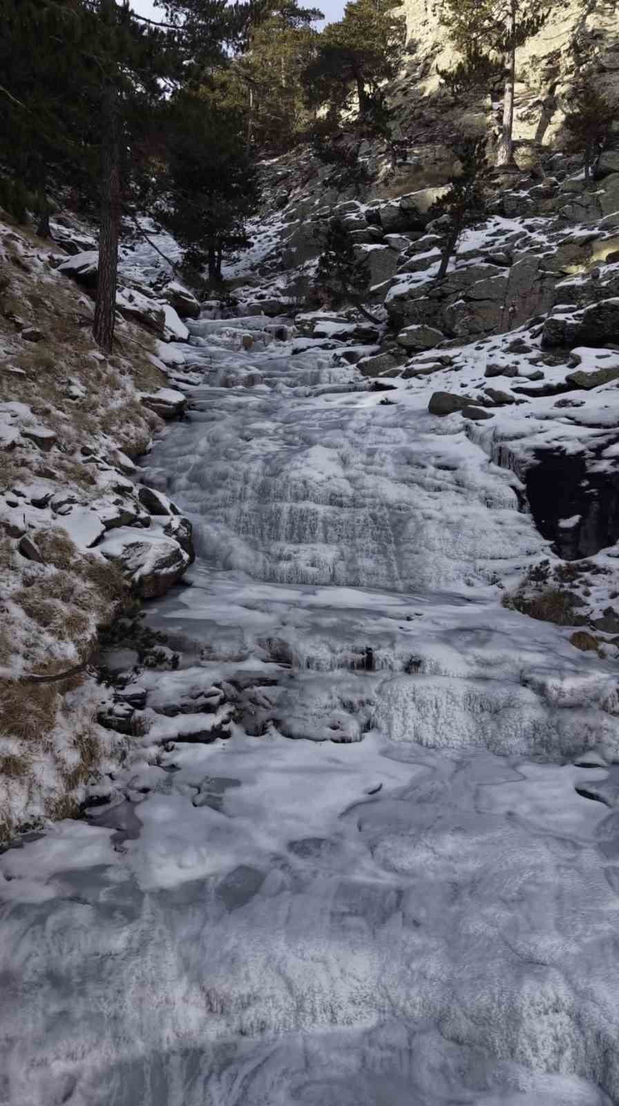 KAZDAĞLARI’NDAKİ ŞELALE SOĞUK HAVALARIN ETKİSİYLE DONDU. DONAN ŞELALE GÖRENLERİ ADETA...
