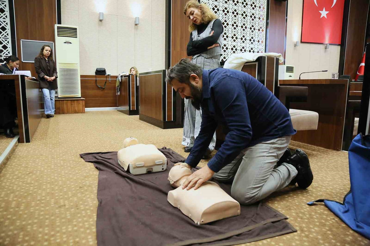 KEÇİÖREN BELEDİYESİ BELEDİYE PERSONELİNE YÖNELİK ‘İLK YARDIM EĞİTİMİ' DÜZENLENDİ. EĞİTİMİN, HEM...
