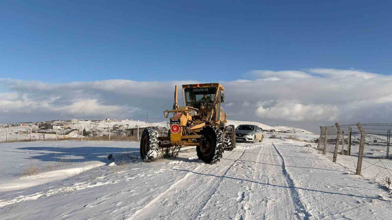 KEÇİÖREN BELEDİYESİ, İLÇE GENELİNDE ETKİLİ OLAN KAR YAĞIŞINA KARŞI TUZLAMA VE YOL AÇMA...