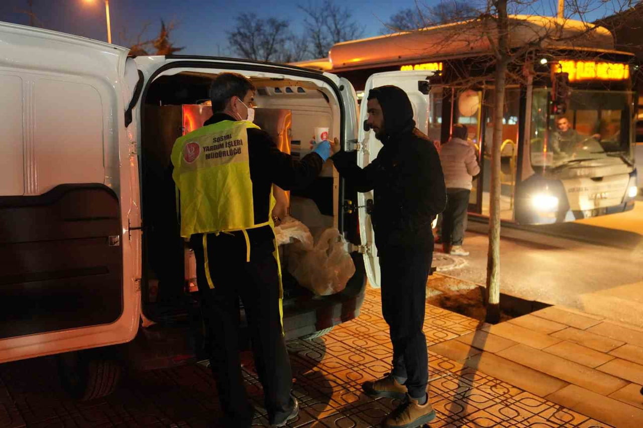 KEÇİÖREN BELEDİYESİ, SOĞUK HAVALARIN ETKİSİNİ ARTIRDIĞI BU GÜNLERDE SABAH ERKEN SAATLERDE İŞE VE...