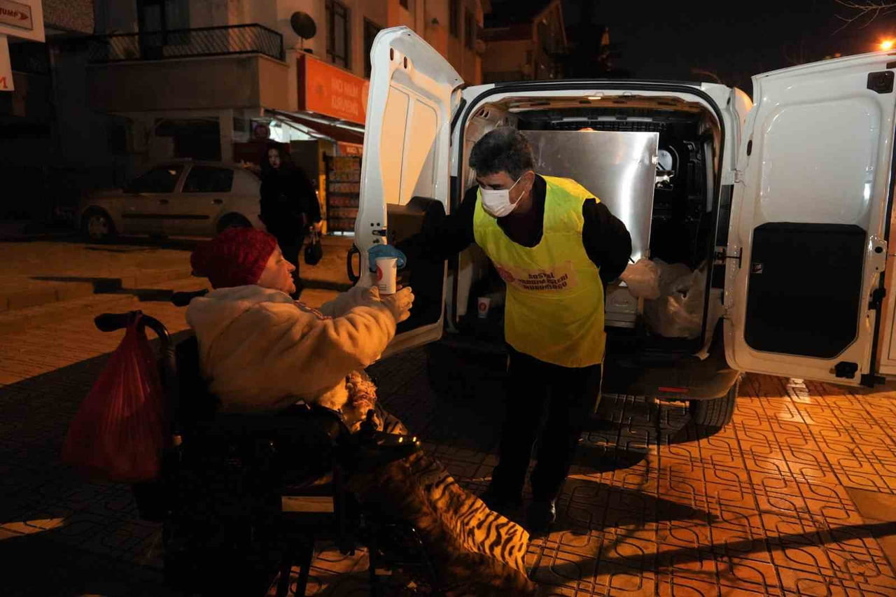 KEÇİÖREN BELEDİYESİ, SOĞUK HAVALARIN ETKİSİNİ ARTIRDIĞI BU GÜNLERDE SABAH ERKEN SAATLERDE İŞE VE...