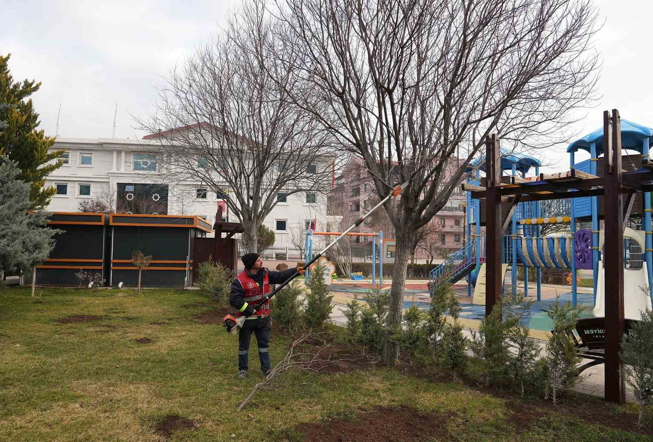 KEÇİÖREN BELEDİYESİ TARAFINDAN PARK VE YEŞİL ALANLARDAKİ BAKIM ÇALIŞMALARI KIŞ MEVSİMİNDE DE...