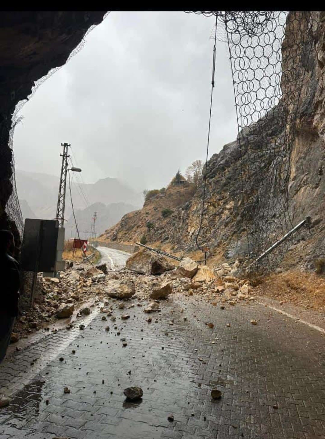 KEMALİYE’DE TÜNEL GİRİŞİ TEHLİKE SAÇIYOR