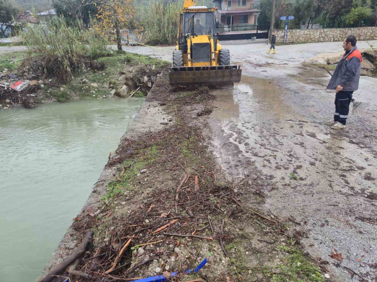 KEMER BELEDİYE EKİPLERİ, BELDİBİ MAHALLESİ’NDE ŞİDDETLİ SAĞANAK NEDENİYLE DAĞLIK ALANDAN KOPARAK...