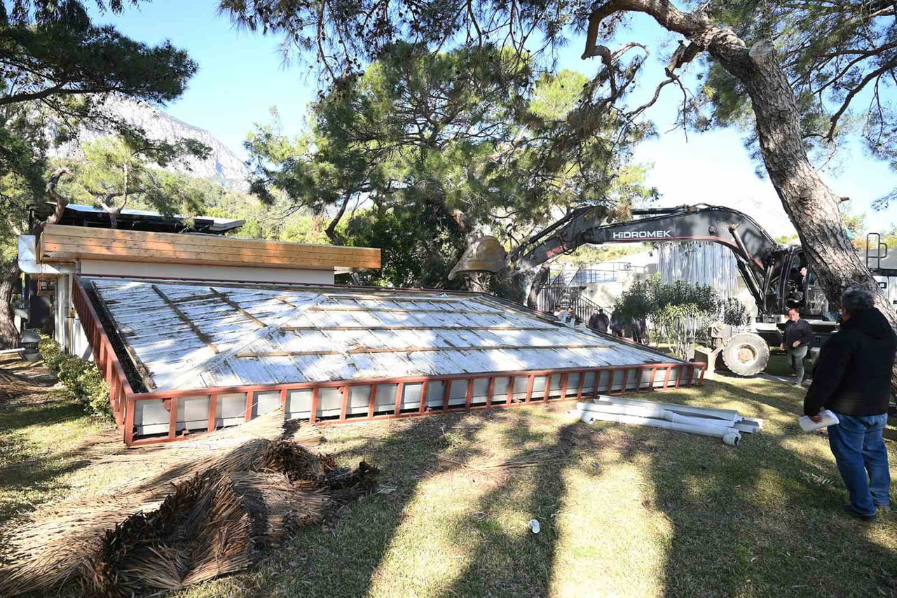 KEMER BELEDİYESİ, GÖYNÜK MAHALLESİ’NDE YER ALAN BİR OTELDE TESPİT EDİLEN KAÇAK YAPILARIN YIKIMINI...