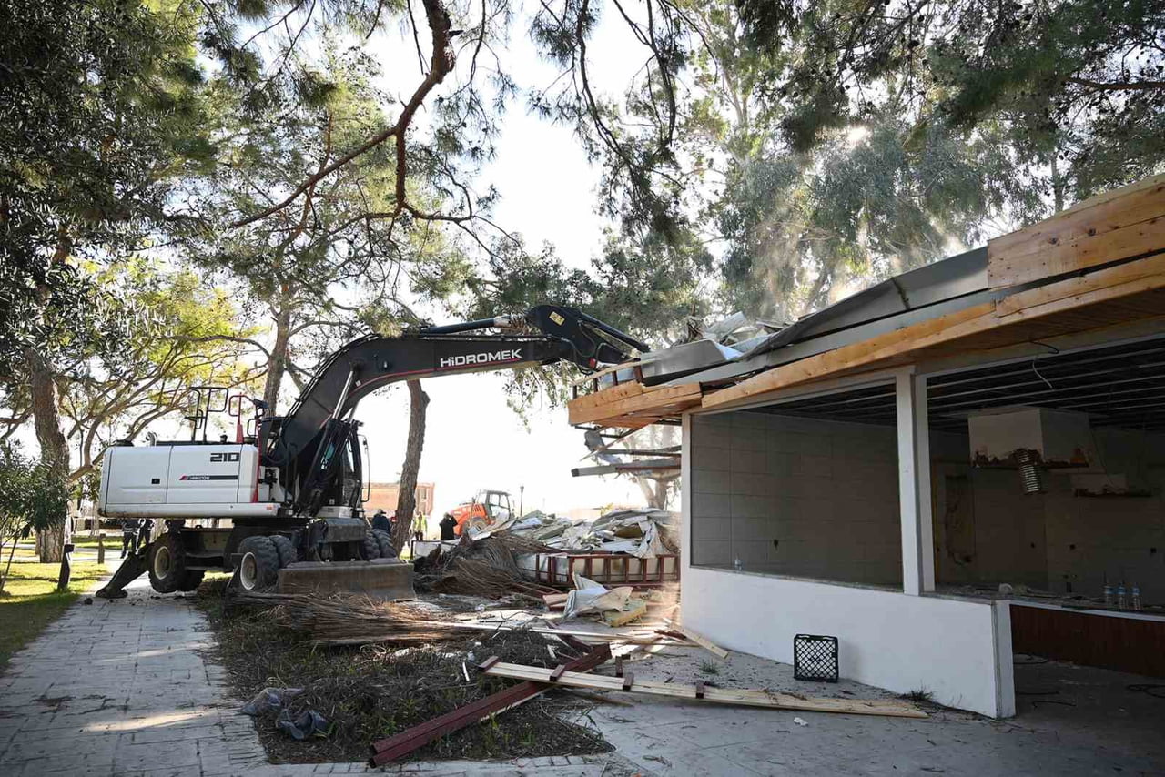 KEMER BELEDİYESİ, GÖYNÜK MAHALLESİ’NDE YER ALAN BİR OTELDE TESPİT EDİLEN KAÇAK YAPILARIN YIKIMINI...