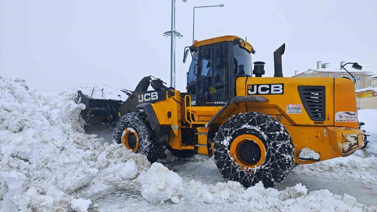 KENT GENELİNDE KARLA MÜCADELE ÇALIŞMALARI HIZ KESMEDEN DEVAM EDİYOR.