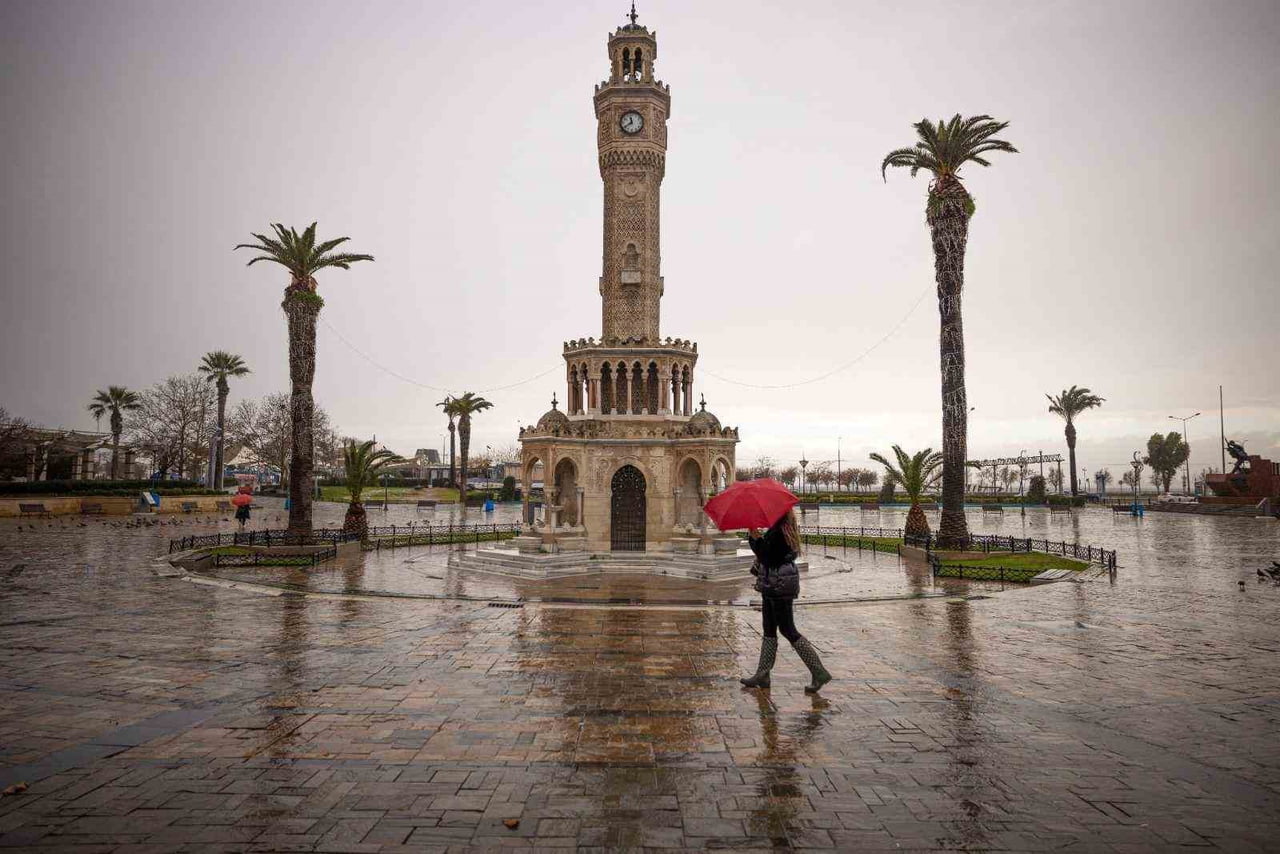 KENT GENELİNDE METREKAREYE 26,4 KİLOGRAM YAĞIŞ DÜŞERKEN, BİN 321 PERSONEL, 343 ARAÇ VE 200 POMPA...